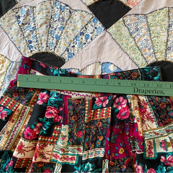 VINTAGE Shorts Bobbie Brooks 80s Floral Folk Art Pattern Stretchy Waist Pockets - Picture 3 of 13